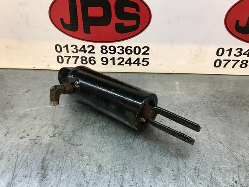 Hydraulic double act centre