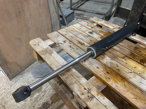 Hydraulic offset boom - ram, x