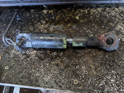 Double acting hydraulic tilt - acting,
