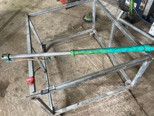 Hydraulic single acting ram - , x